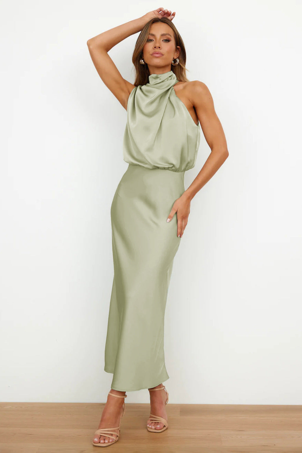 Carlina | Robe longue en satin avec col halter