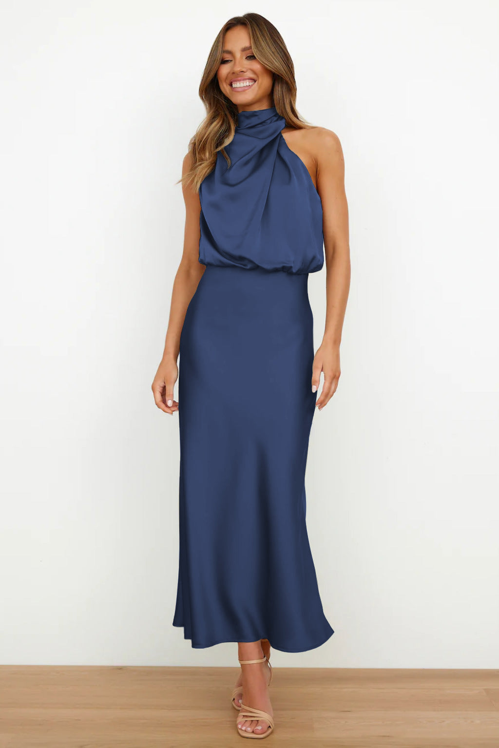 Carlina | Robe longue en satin avec col halter