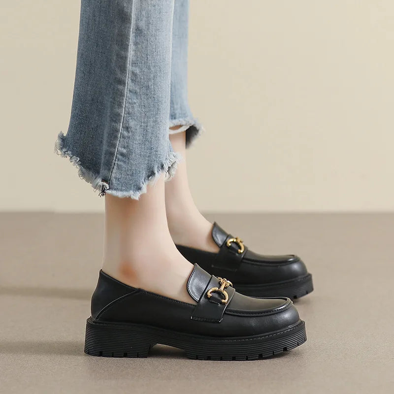 Automne Femmes Plateforme Mocassins Cuir Chaussures Décontractées Slip-on Flats 4 cm Hauteur de Talon Décoration Métallique Épaisse Semelle Épaisse Chaussures Femmes