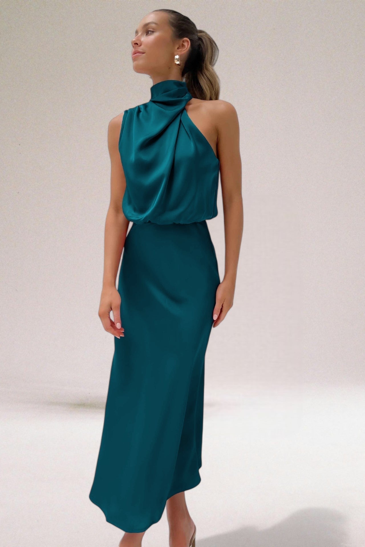 Flavia | Robe glamour en satin avec licou